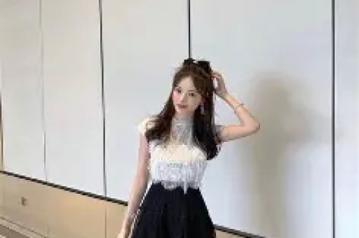 52岁刘恺威新恋情曝光！牵手神秘女友现身香港红馆甜蜜互动引热议