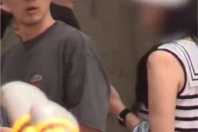 知名男星被曝新恋情逛街拍女友好亲昵手机屏保早已露端倪